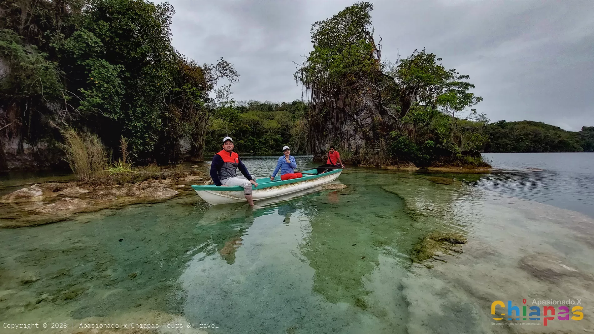 Turistas en bote en Laguna Miramar