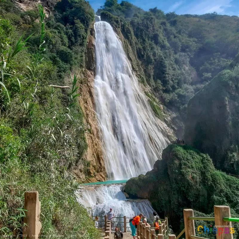 velo de novia en cascadas en chiflon