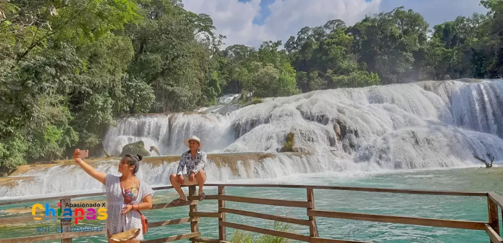 Cascadas de agua azul