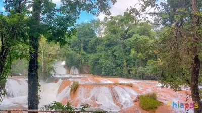 Bañarse en las cascadas de agua azul