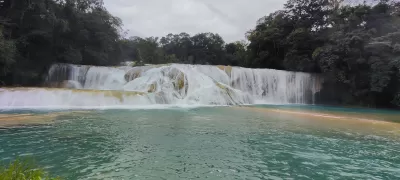 Desconéctate de todo en la Cascada de agua azul